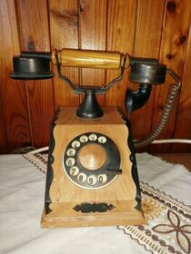 Drevený retro telefón