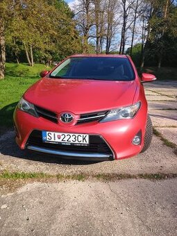 Toyota Auris cervena
