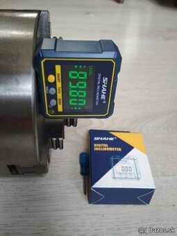 Digitálny uhlomer, podsvieteny s magnetom