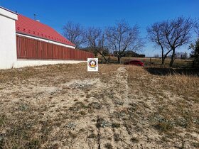 Na predaj pekný stavebný pozemok v centre obce Báb