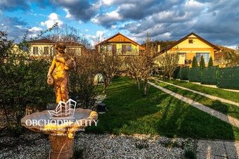 Rodinný dom s bazénom, relax zónou neďaleko Šíravy