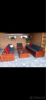 Zahradne sedenie s poduškami a operadlami