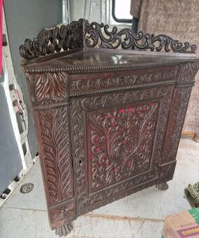 Predám rohovú skrinku s bohatou ručnou rezbou