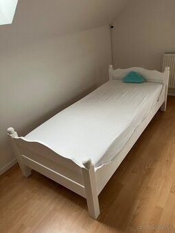 Drevená posteľ s matracom