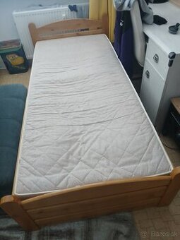 Drevená posteľ