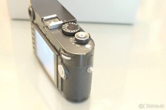 Leica M (Typ 240) čierny klasický fotoaparát so stopami opot