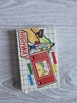 Retro handheld hra Saxon Highway z 80tych rokov