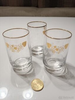 Poháre so symbolom hrozna