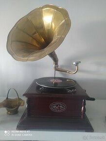 Historický gramofón so šelakovymi platňami