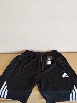 Kraťasy Adidas.