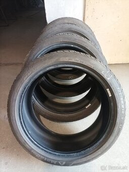 225/40 R18