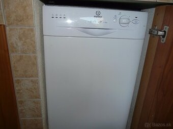 Umývačka riadu INDESIT.
