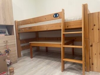 Detská posteľ s rebrikom, matracom a prislušenstvom
