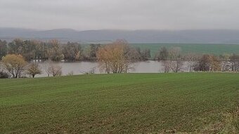 Na predaj pozemok na výstavbu aj dvoch viničných chatiek v o - 1