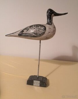 Predám  drevenú sošku vtáka na podstavci