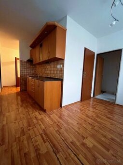 Veľký a slnečný 3 izbový byt s balkónom, Na Lúkach, Levice