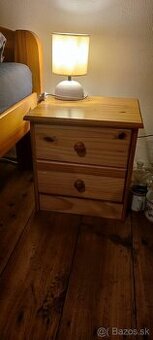 Nočný stolík z masívu
