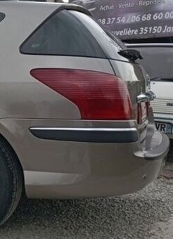 Predam zadne svetla na Peugeot 407 a predne hmlovky.