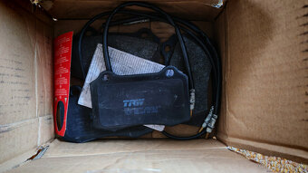 Predám brzdové platničky Peugeot 406 + montážnu sadu