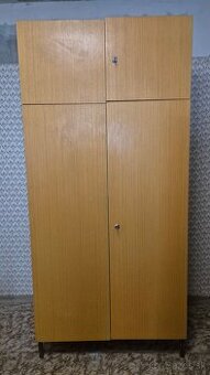 Satnikova skrina s nadstavcom