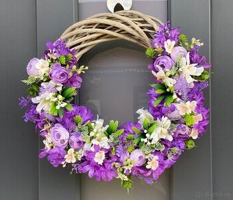 Jarný veniec na svetlom prutenom základe dekorácia na dvere