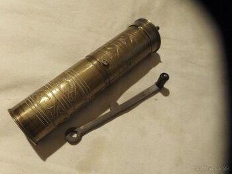 Starý mosadzný tepaný mlynček na kávu