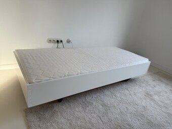 Jednolôžková biela posteľ zo SCONTO