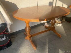 Stôl z tvrdého dreva