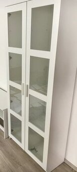 Sklenená vitrína Brimnes Ikea