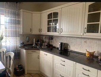 Kuchyňská linka v barvě vanilky, vč. spotřebičů, č. 3938