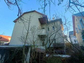 Predaj: 2/3-ny veľkého rodinného domu s garážou v centre Ži