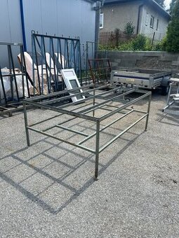 pracovný stôl