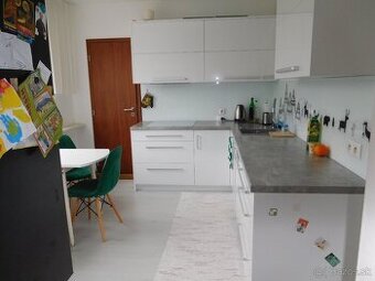 Jedinečný byt s výbornou polohou a atmosférou.Brezovec 73m2