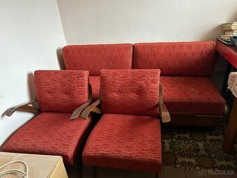 Staré kreslá a gauč