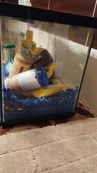 Predávam akvárium 25 l  Je k tomu filter  kyslík kamene  a d