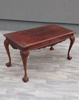 Stolík konferenčný v štýle Chippendale.