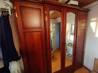 Stará šatníková skriňa – funkčná