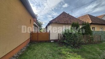 Veľký pozemok s domom.