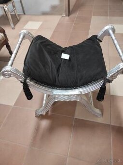 Strieborné sedátko-sofa