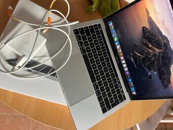 Predám Macbook Pro 13, 2017, 8gb ram, 256gb ssd,