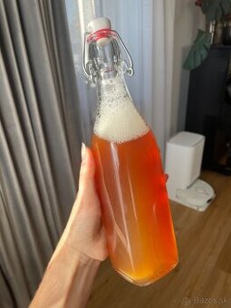 Domáca kombucha- živý fermentovaný čajový nápoj.