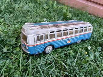 Starožitný plechový autobus CARPATI