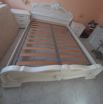 Elegantná rustikálna manželská posteľ