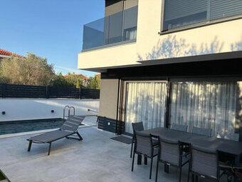 Chorvátsko-Moderný kompletne zariadený dom s bazénom