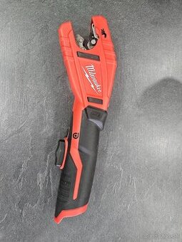 Predam  milwaukee automaticky rezac rur z mede  uh. Ocele