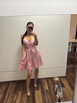 Ružové saténové šaty