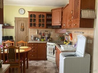 Ponúkam na predaj 4 izbový byt v centre mesta Levice.