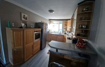 Kuchyně z masivu s barem a spotřebiči,6407