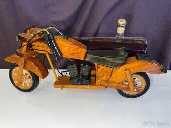 Drevená motorka s integrovanou sklenenou fľašou