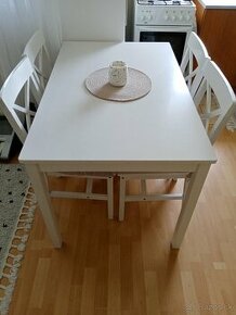 Biely stôl so stoličkami